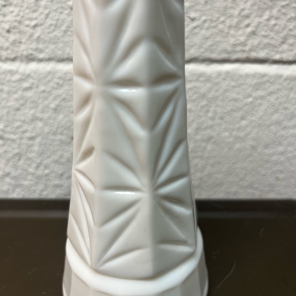Elegant White Ceramic Vase - Picture 2 of 4